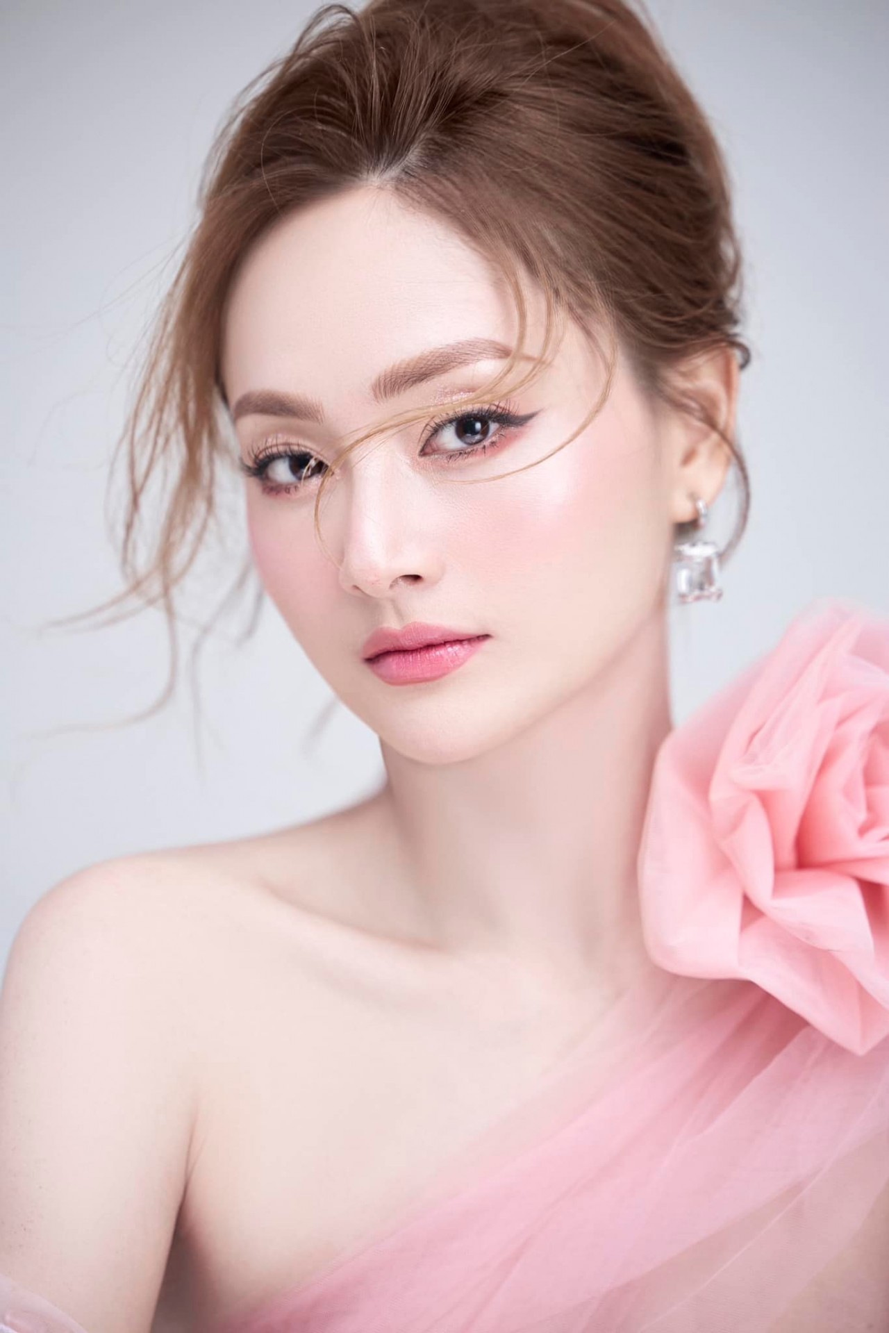 Sắc vóc gợi cảm của diễn viên Lan Phương