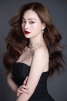 Vẻ đẹp sắc sảo cùng vóc dáng gợi cảm của diễn viên Lan Phương