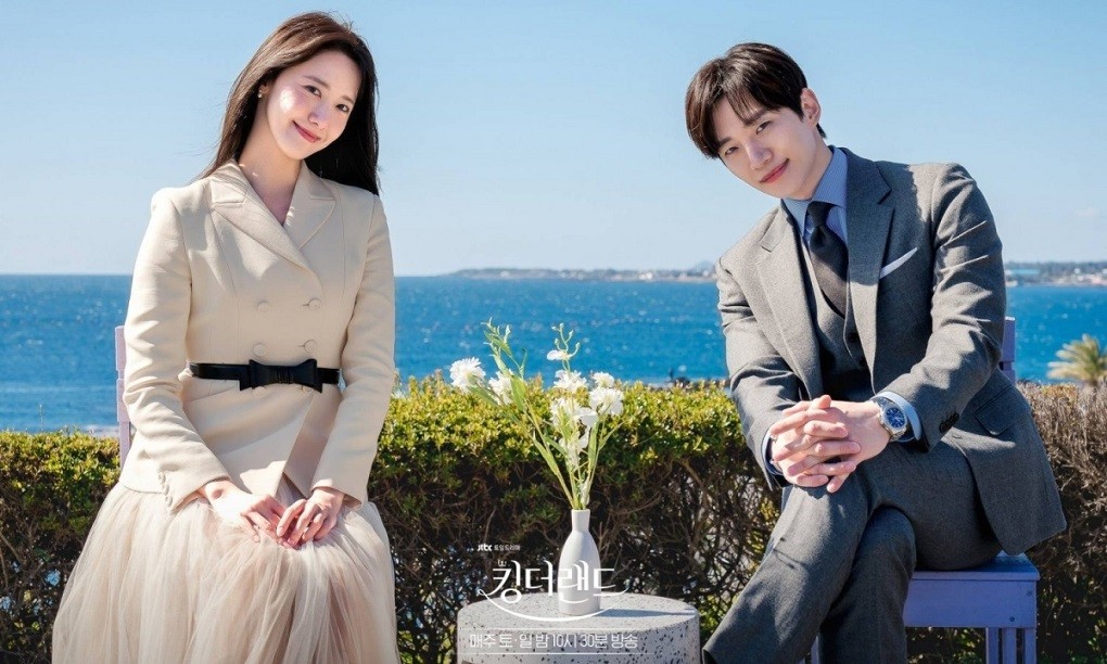 Phim Khách sạn vương giả: YoonA tỏa sáng với gu thời trang công sở tối giản nhưng thời thượng