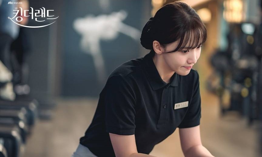 Vì tính chất công việc, Cheon Sa Rang chủ yếu mặc đồng phục khách sạn với áo thun và quần Tây, vừa lịch sự vừa thoải mái khi làm các công việc dọn dẹp.