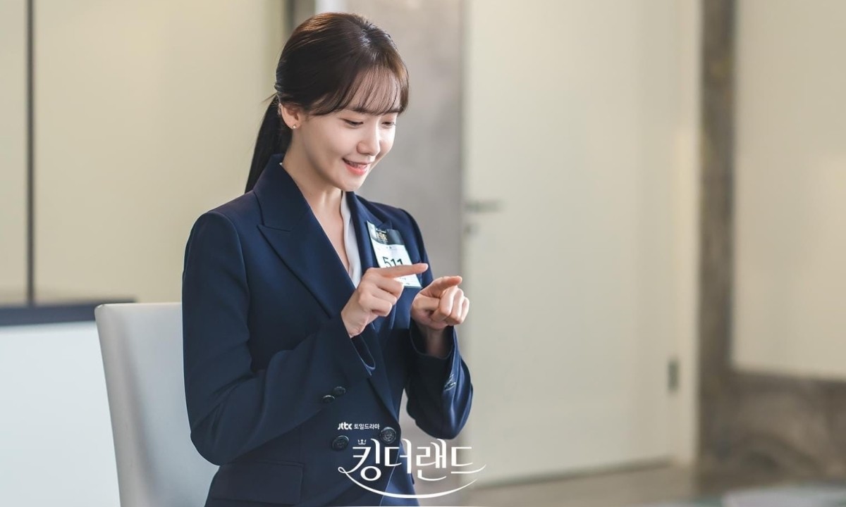 Theo trang thông tin Wikitree, những bộ đồng phục YoonA mặc trong phim là sản phẩm của thương hiệu quần áo nữ Jigott. Đây cũng là nhãn hàng cô làm gương mặt đại diện. 