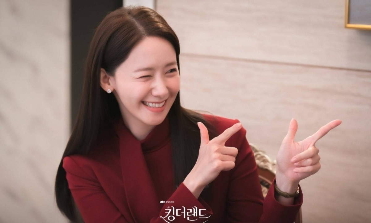 Ở các tập phim mới nhất, Cheon Sa Rang trở thành gương mặt nổi bật của khách sạn, khoác lên mình bộ đồng phục đỏ bordeaux có thiết kế tinh tế. 