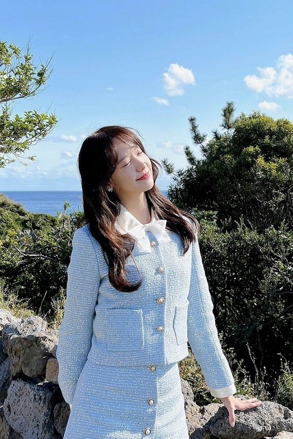 Một trong những set đồ đáng chú ý nhất của YoonA trong phim đến từ thương hiệu Miu Miu. Bộ đồ gồm áo khoác và chân váy ngắn được thiết kế kiểu dáng đơn giản nhưng trang nhã từ vải tweed, đính sequined. Set đồ có giá 4.500 Euro (116 triệu đồng). Cô hoàn thiện tạo hình này với giày Roger Vivier 890 USD (21 triệu đồng). 