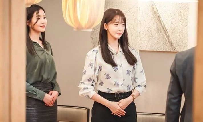 Ngoài ra, vai Cheon Sa Rang còn thường xuất hiện với những chiếc áo sơ mi hoa, sơ mi buộc nơ phối quần Tây. 