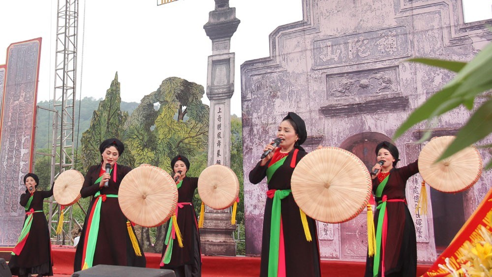 Dân ca quan họ được UNESCO vinh danh là Di sản văn hóa phi vật thể đại diện của nhân loại. Biểu diễn quan họ tại Lễ hội chùa Bổ Đà, Việt Yên, Bắc Giang. (Ảnh: Nguyễn Hưởng) Dân ca quan họ được UNESCO vinh danh là Di sản văn hóa phi vật thể đại diện của nhân loại. Biểu diễn quan họ tại Lễ hội chùa Bổ Đà, Việt Yên, Bắc Giang. (Ảnh: Nguyễn Hưởng)