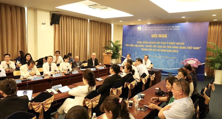 Tăng cường vai trò người Việt Nam ở nước ngoài với cuộc vận động ưu tiên dùng hàng Việt