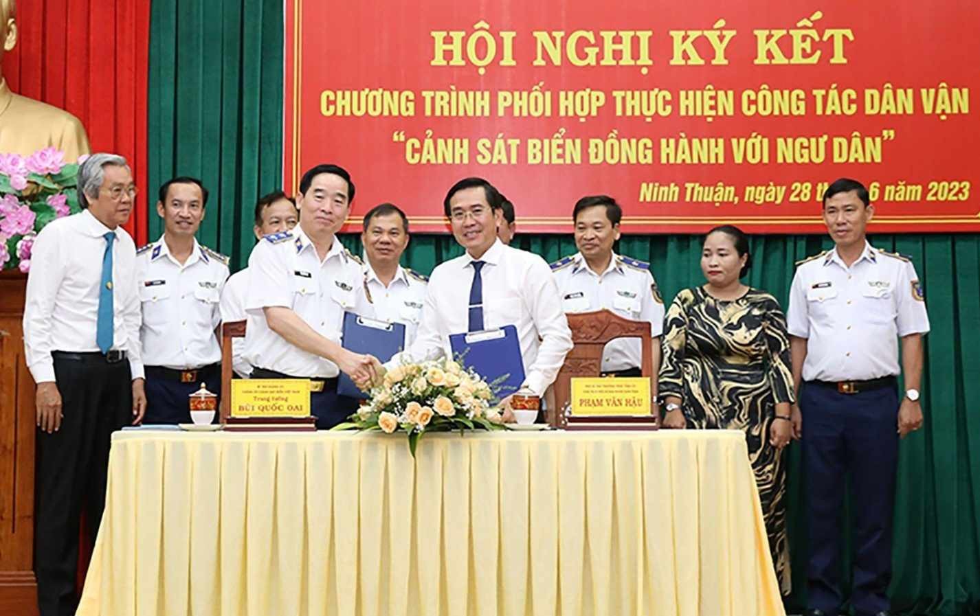 Ông Phạm Văn Hậu, Phó Bí thư Thường trực Tỉnh ủy, Chủ tịch HĐND tỉnh Ninh Thuận và Trung tướng Bùi Quốc Oai, Bí thư Đảng uỷ, Chính ủy Cảnh sát biển Việt Nam ký kết chương trình phối hợp thực hiện công tác dân vận “Cảnh sát biển đồng hành với ngư dân”. Ảnh: Đức Định
