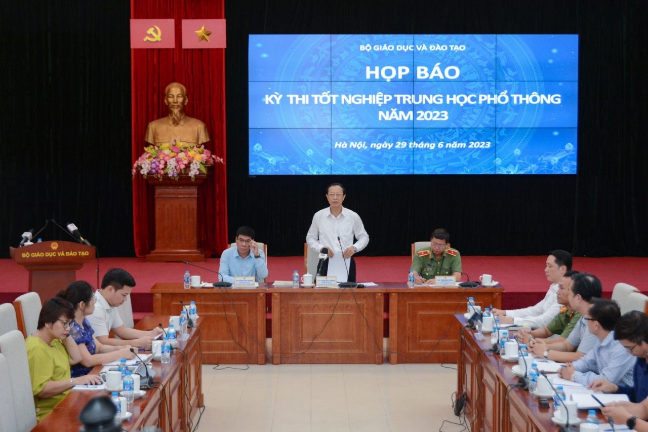 Họp báo kỳ thi tốt nghiệp THPT 2023: Nguy cơ lọt đề thi rất lớn nếu không có nỗ lực ngăn chặn... Họp báo kỳ thi tốt nghiệp THPT 2023: Nguy cơ lọt đề thi rất lớn nếu không có nỗ lực ngăn chặn...