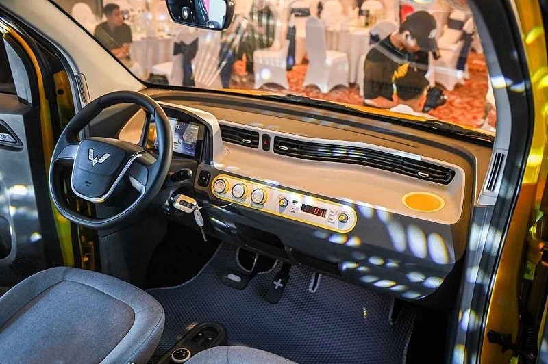 Nội thất ô tô điện Wuling HongGuang MiniEV 2023 đơn giản.