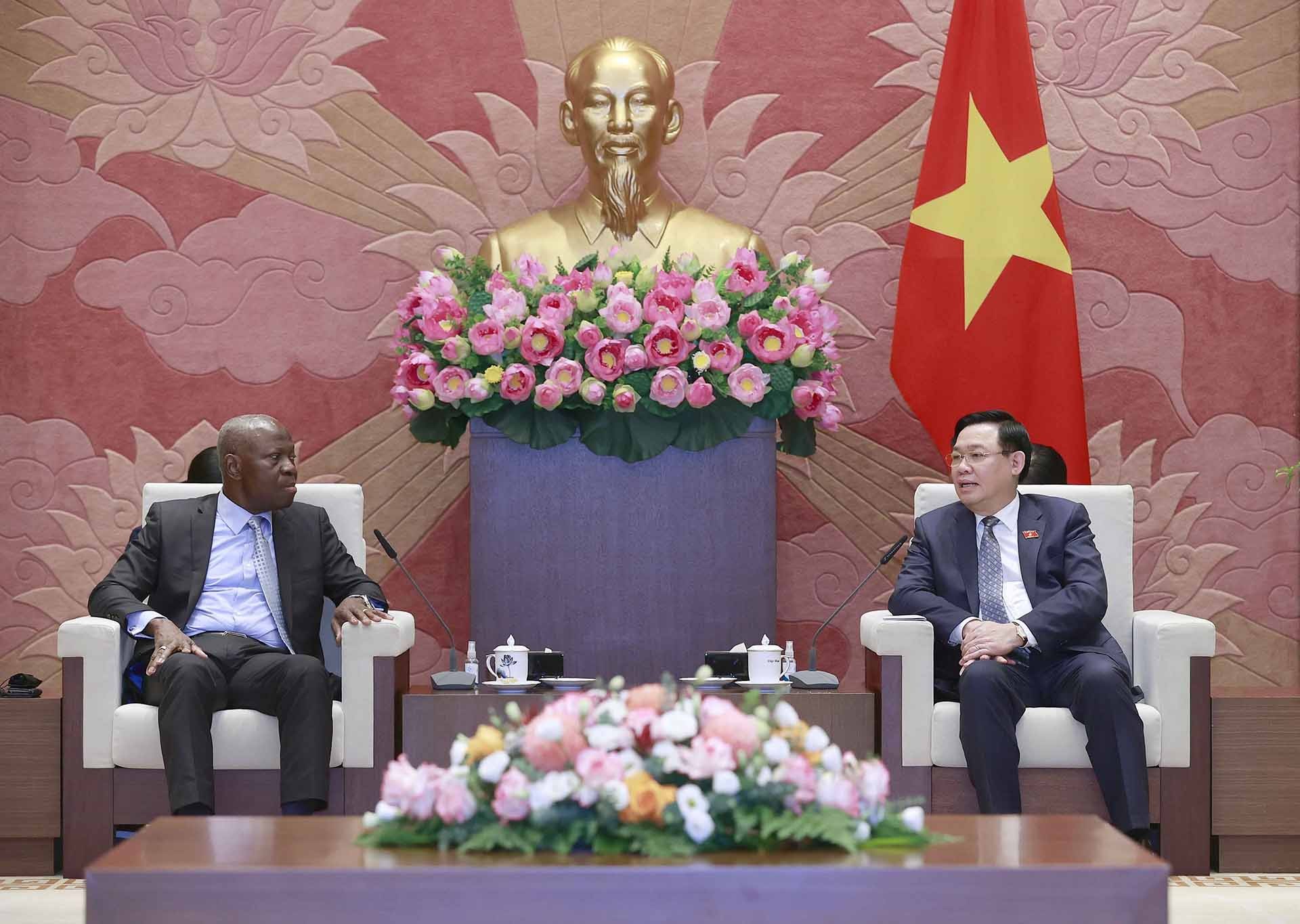 Chủ tịch Quốc hội Vương Đình Huệ tiếp ông Gilbert F. Houngbo, Tổng giám đốc ILO. (Nguồn: TTXVN) Chủ tịch Quốc hội Vương Đình Huệ tiếp ông Gilbert F. Houngbo, Tổng giám đốc ILO. (Nguồn: TTXVN)