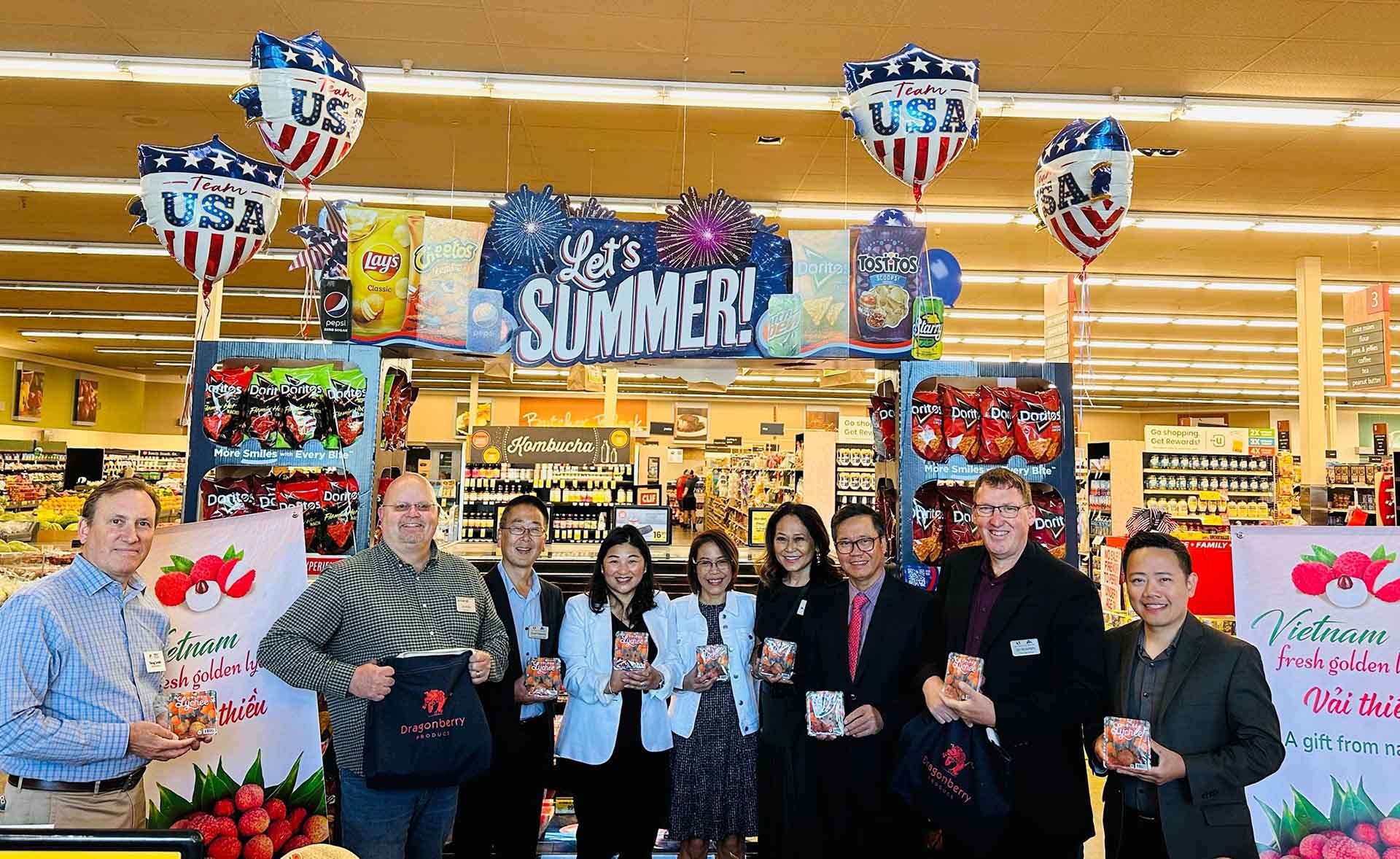 Quả vải Việt Nam được bày bán tại vị trí trung tâm, nổi bật của Siêu thị Safeway.