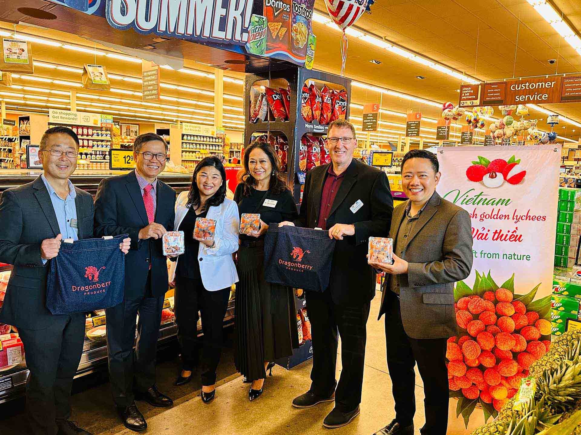 Tổng lãnh sự Việt Nam tại San Francisco Hoàng Anh Tuấn, bà Amy Nguyễn, Chủ tịch Dragonberry, ông James Molamphy, Produce Sales Manager, ông Stuart Kitayama, Produce Assistant Sales Manager của hệ thống siêu thị Safeway & Albertsons vui mừng chào đón trái vải Việt Nam tại lễ khai trương bán hàng tại siêu thị Safeway