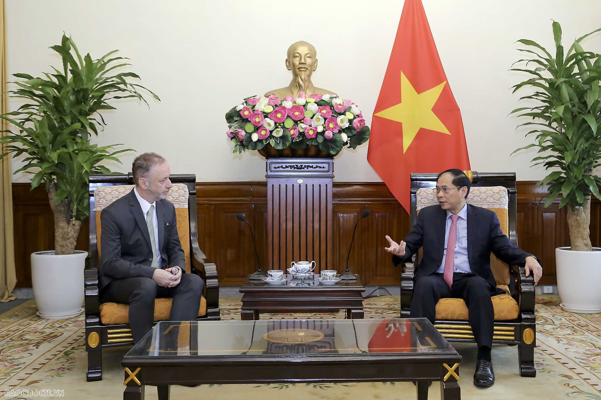 Bộ trưởng Ngoại giao Bùi Thanh Sơn tiếp Đại sứ Ireland chào từ biệt