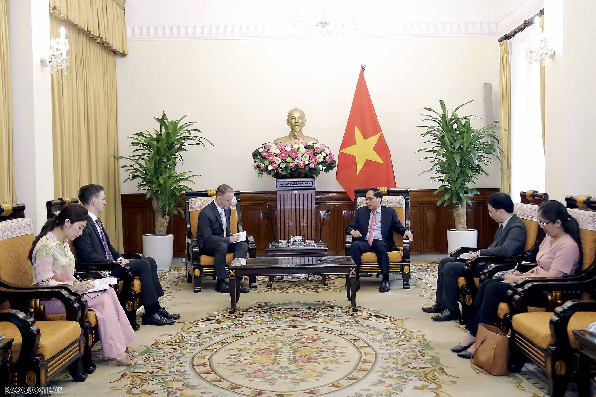 Bộ trưởng Ngoại giao Bùi Thanh Sơn tiếp Đại sứ Ireland chào từ biệt