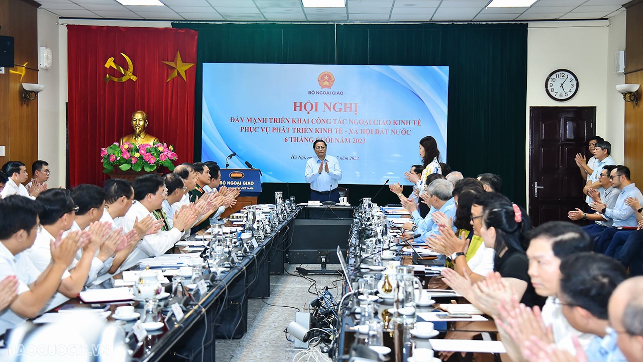 Đưa ngoại giao kinh tế thực sự trở thành một động lực mạnh mẽ cho phát triển nhanh và bền vững đất nước Đưa ngoại giao kinh tế thực sự trở thành một động lực mạnh mẽ cho phát triển nhanh và bền vững đất nước