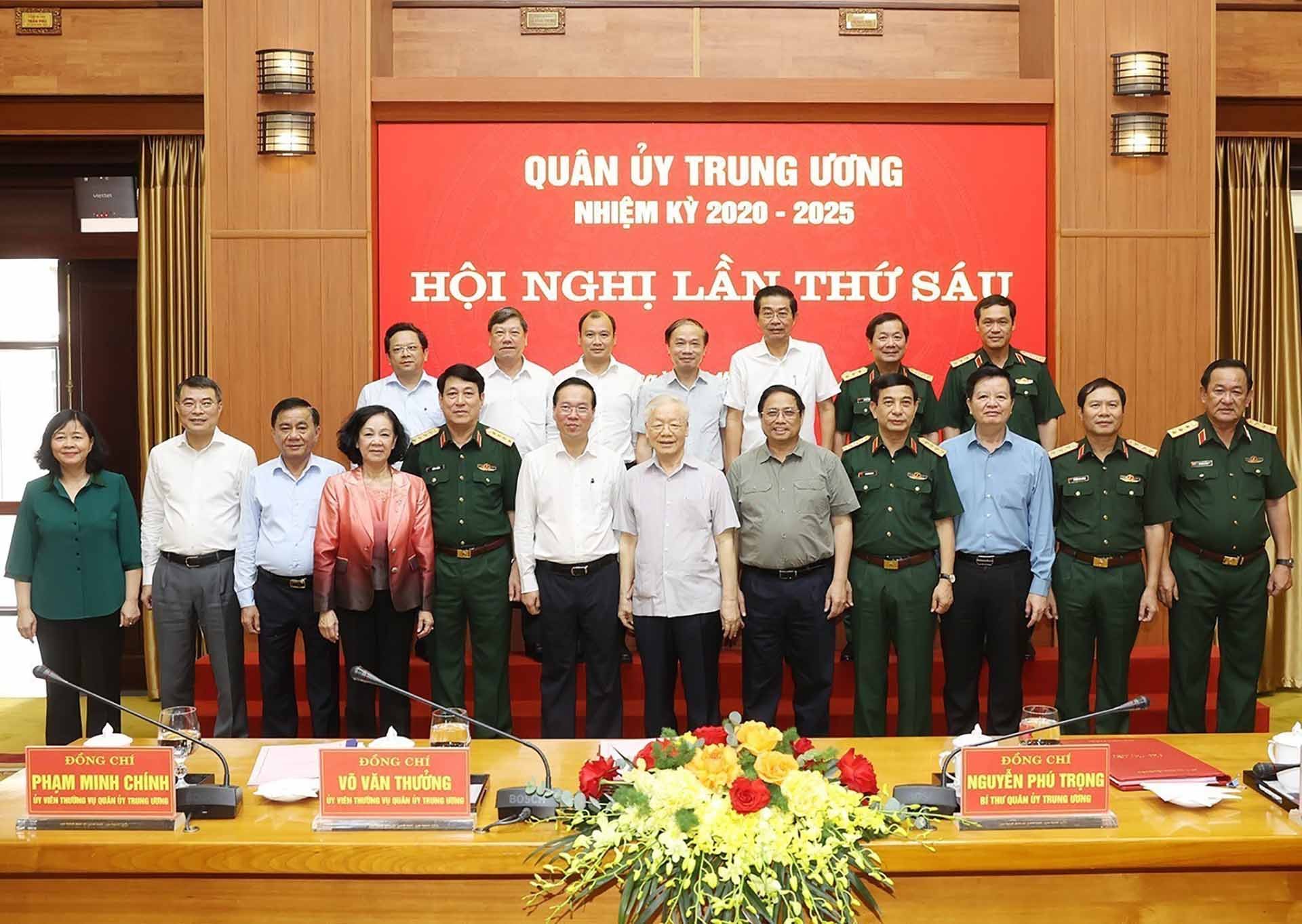 Tổng Bí thư Nguyễn Phú Trọng cùng các đồng chí lãnh đạo Đảng, Nhà nước chụp ảnh chung cùng các đại biểu dự hội nghị. (Nguồn: TTXVN) Tổng Bí thư Nguyễn Phú Trọng cùng các đồng chí lãnh đạo Đảng, Nhà nước chụp ảnh chung cùng các đại biểu dự hội nghị. (Nguồn: TTXVN)