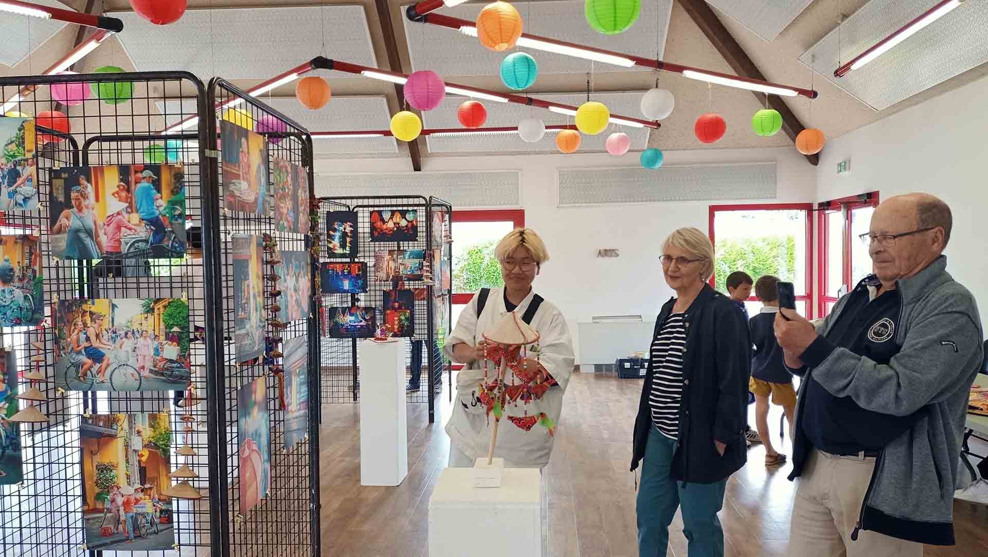 Khách tham quan xem triển lãm. (Nguồn: TTXVN)