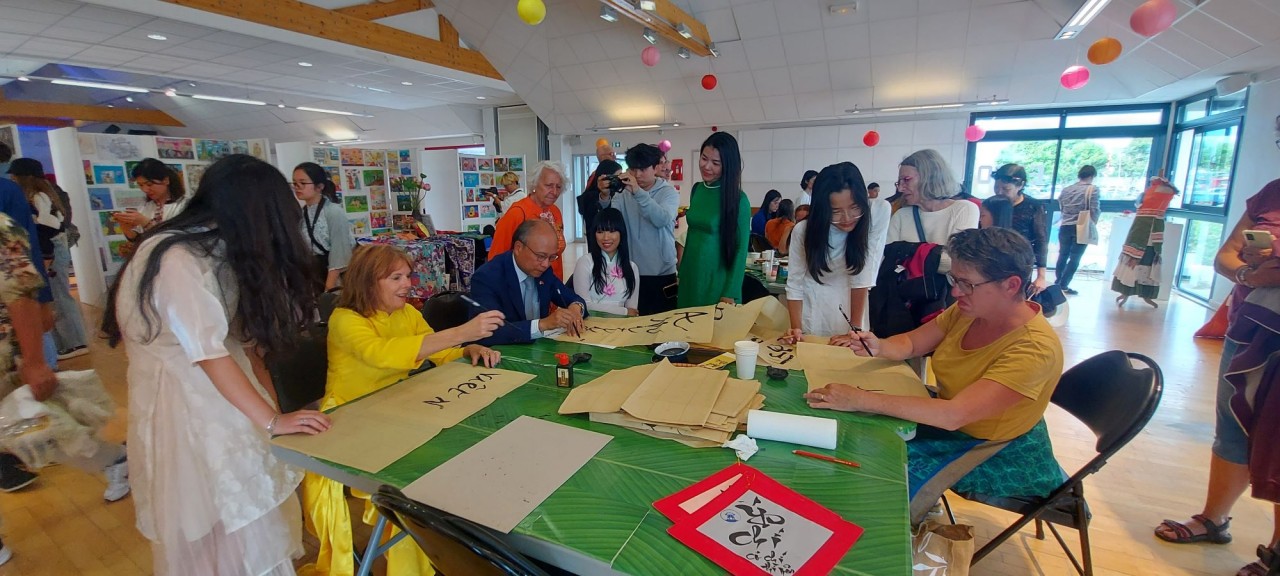 Hoạt động kỷ niệm 50 năm quan hệ ngoại giao Việt Nam-Pháp tại Mobihan và Lamor-Plage