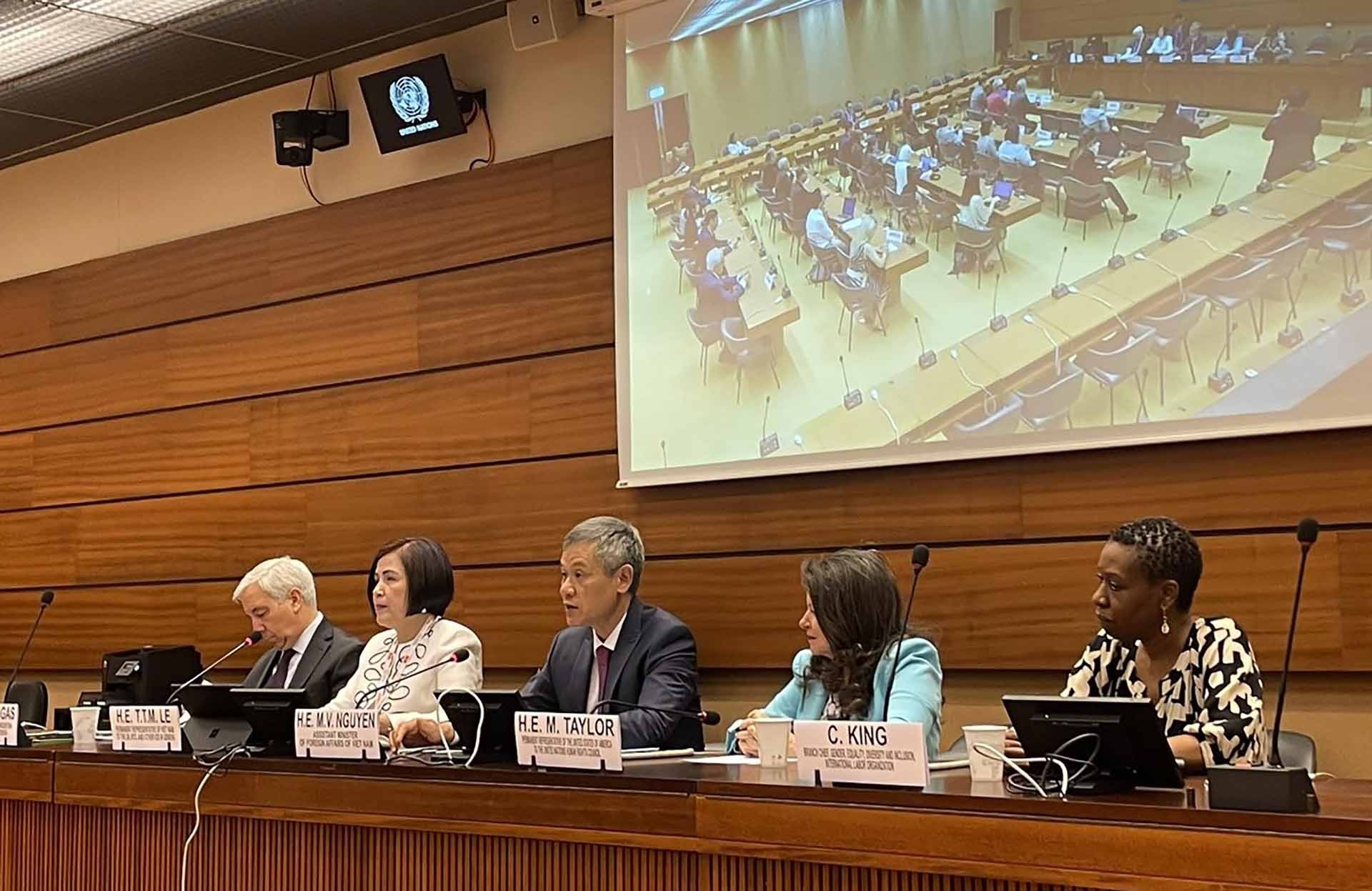 Trợ lý Bộ trưởng Nguyễn Minh Vũ phát biểu tại Toạ đàm quốc tế về chống phân biệt đối xử, bạo lực và quấy rối trên cơ sở giới tại nơi làm việc. 