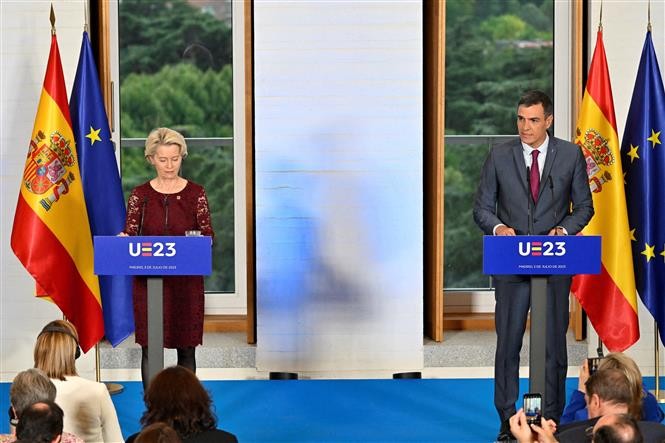 Thủ tướng Tây Ban Nha Pedro Sanchez (phải) và Chủ tịch EC Ursula von der Leyen tại cuộc họp báo ở Madrid, ngày 3/7/2023. (Nguồn: AFP/TTXVN