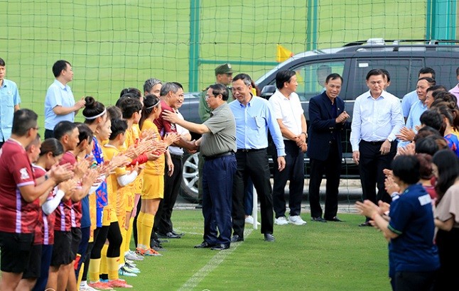Thủ tướng Phạm Minh Chính đến sân tập động viên tuyển nữ Việt Nam chiều 3/7. (Nguồn: VFF)