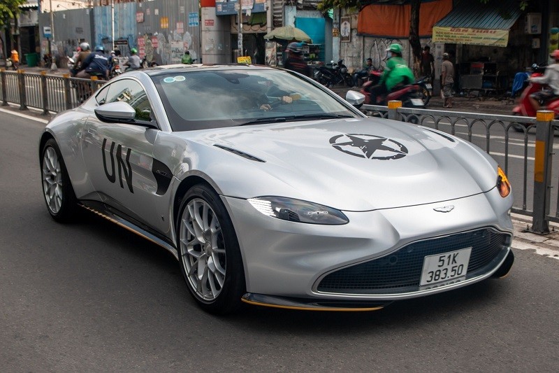 Aston Martin Vantage 007 Edition thuộc dạng “hiếm có khó tìm” nhất trong bộ sưu tập xe số sàn của ông Vũ.