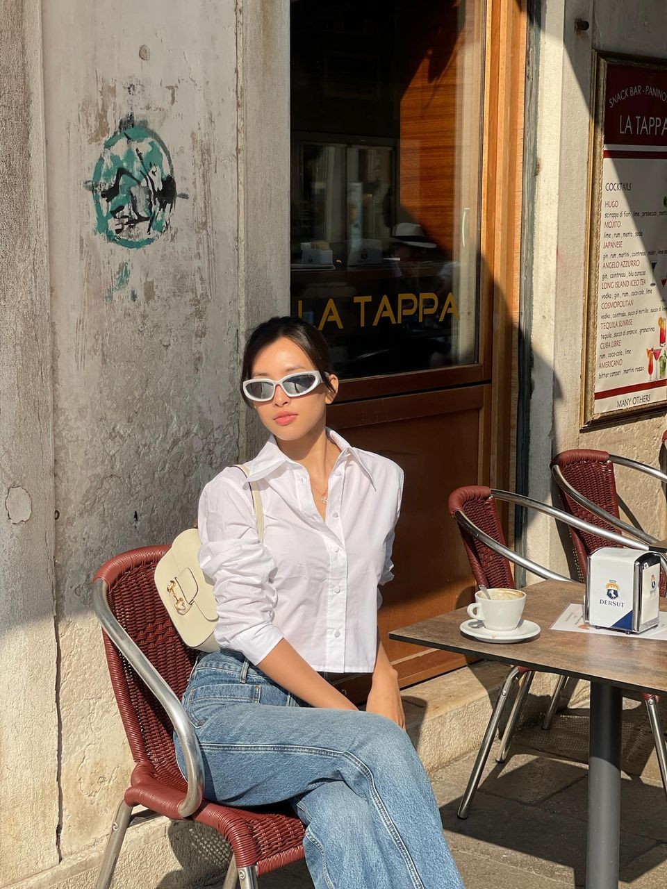 Hoa hậu Tiểu Vy thảnh thơi uống cà phê. Hoa hậu Tiểu Vy thảnh thơi uống cà phê.