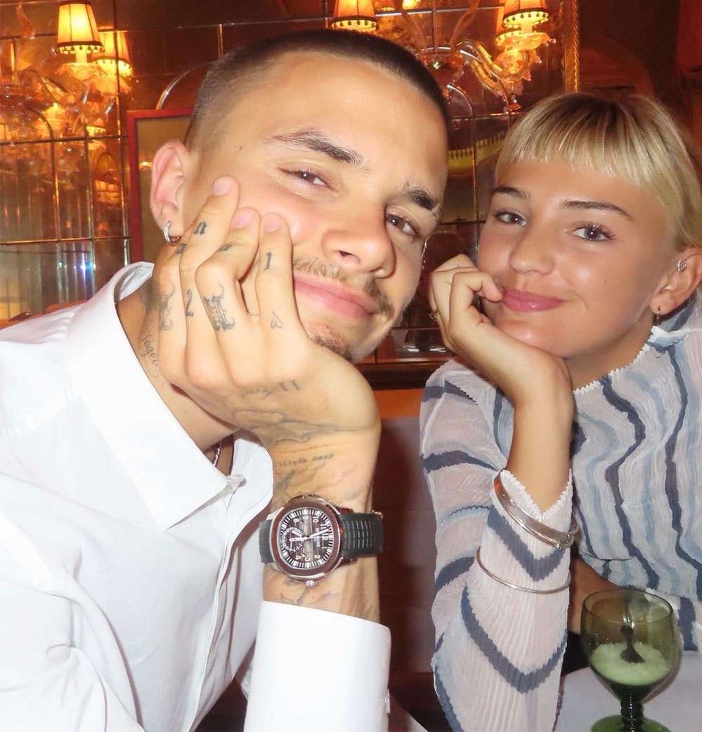 Romeo Beckham cũng đưa bạn gái Mia Regan tới bữa tối mừng ngày kỷ niệm của bố mẹ. Đôi trẻ hẹn hò 4 năm nay, có thời gian ngắn chia tay năm ngoái nhưng đã tái hợp và ngày càng quấn quýt. 