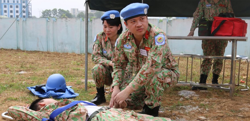 Hành trình gìn giữ hòa bình: Một trái tim đỏ, một mũ nồi xanh