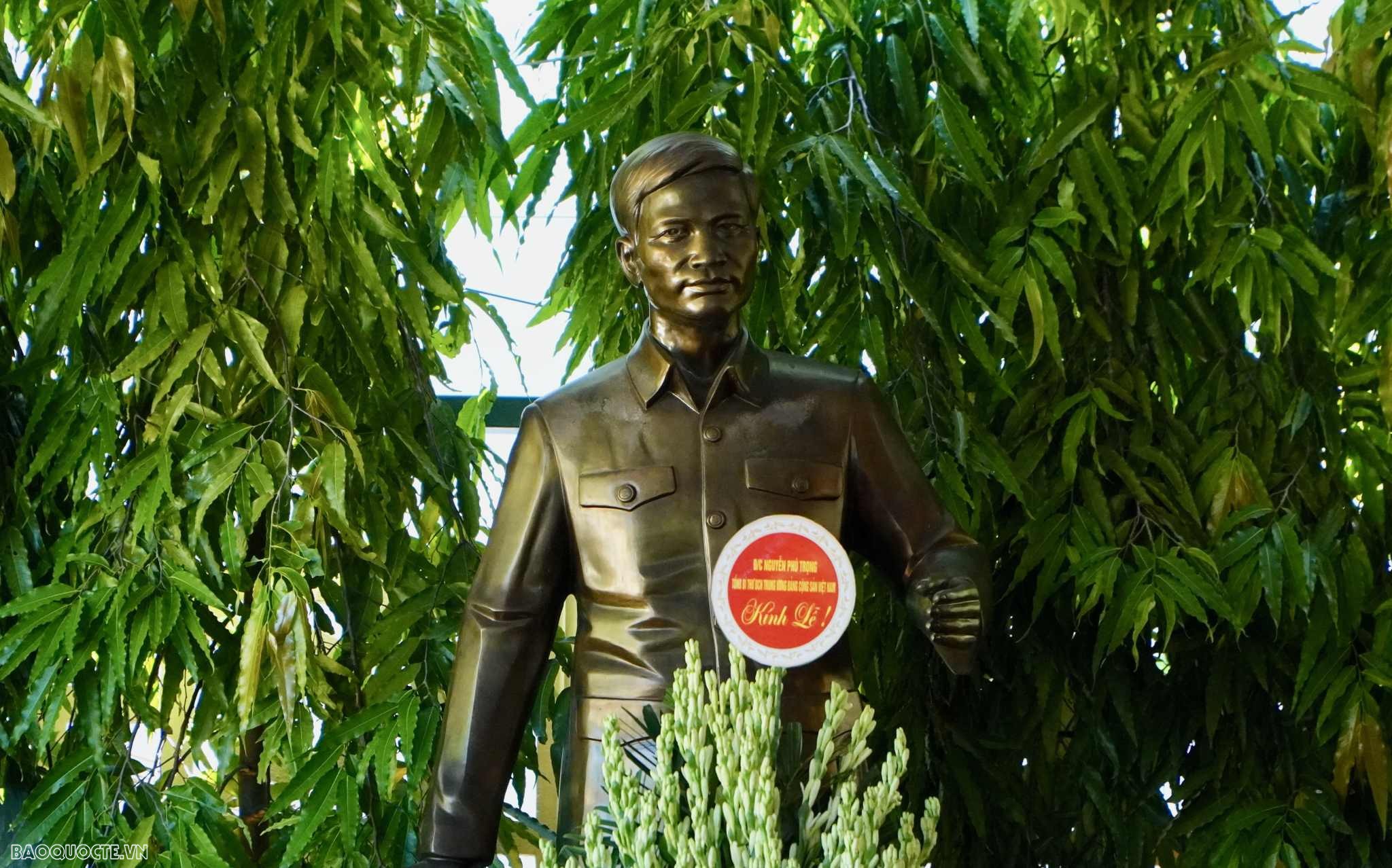 Tượng đồng Đại tướng Nguyễn Chí Thanh Tượng đồng Đại tướng Nguyễn Chí Thanh