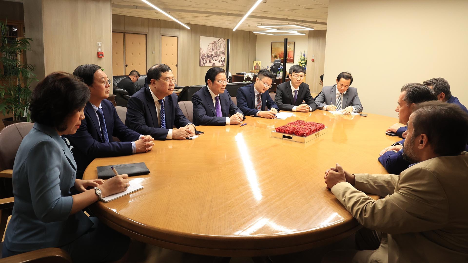 Buổi làm việc giữa Đoàn đại biểu Đảng Cộng sản Việt Nam với Phó Chủ tịch Đảng Dân chủ Mới cầm quyền, Bộ trưởng Lao động Hy Lạp Adonis Georgiadis. (Nguồn: TTXVN) Buổi làm việc giữa Đoàn đại biểu Đảng Cộng sản Việt Nam với Phó Chủ tịch Đảng Dân chủ Mới cầm quyền, Bộ trưởng Lao động Hy Lạp Adonis Georgiadis. (Nguồn: TTXVN)