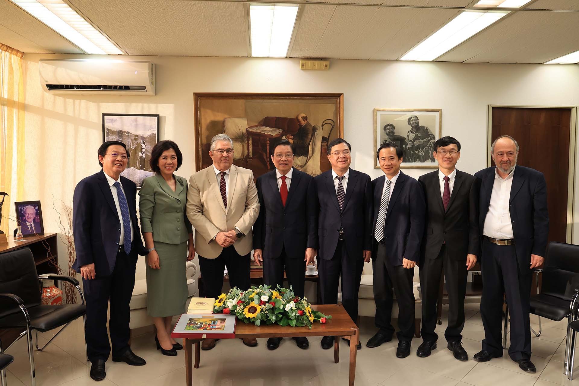 Đoàn đại biểu Đảng Cộng sản Việt Nam chụp ảnh lưu niệm cùng Tổng Bí thư Đảng Cộng sản Hy Lạp Dmitris Koutsoumpas. (Nguồn: TTXVN) Đoàn đại biểu Đảng Cộng sản Việt Nam chụp ảnh lưu niệm cùng Tổng Bí thư Đảng Cộng sản Hy Lạp Dmitris Koutsoumpas. (Nguồn: TTXVN)