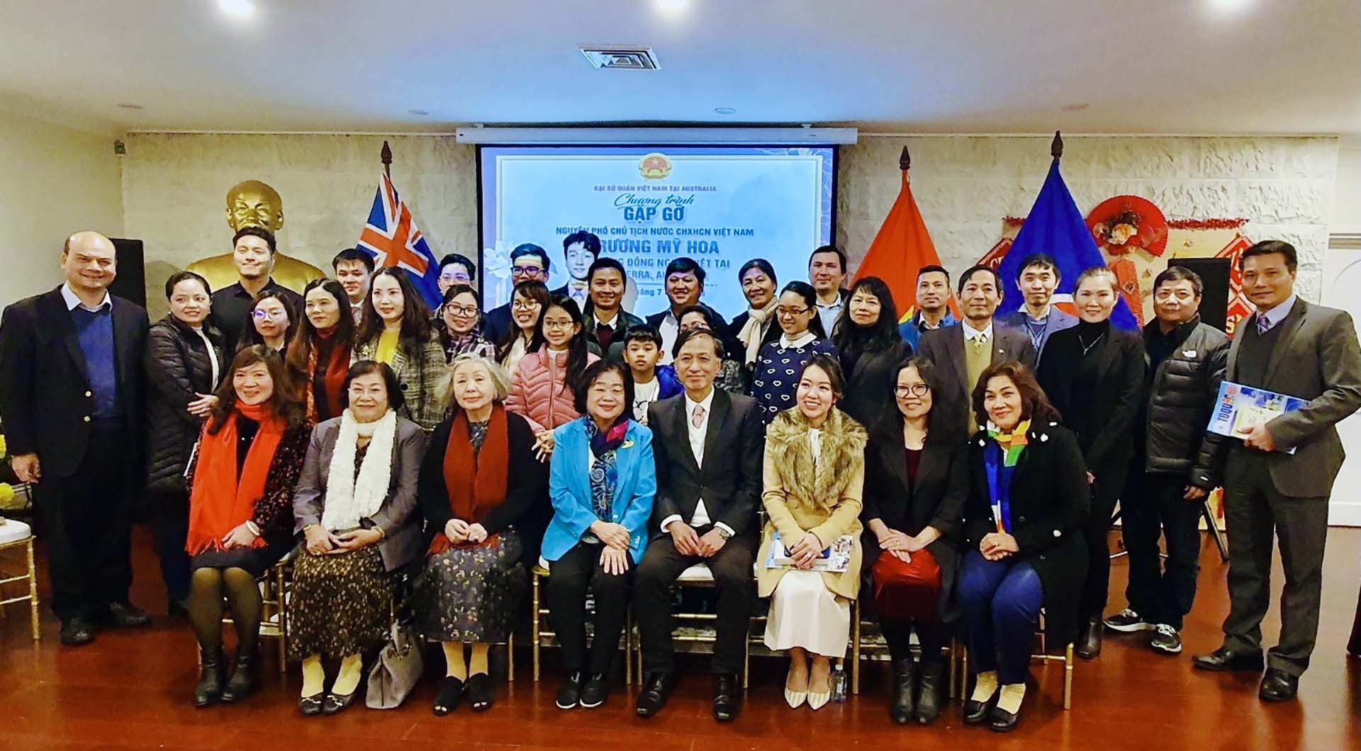 Các đại biểu chụp ảnh lưu niệm. Các đại biểu chụp ảnh lưu niệm.