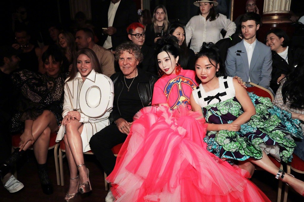 Phạm Băng Băng mặc một chiếc váy trong bộ sưu tập cao cấp Xuân Hhè 2019 của NTK Viktor & Rolf khi dự show thời trang Thu Đông 2023/24 của thương hiệu.