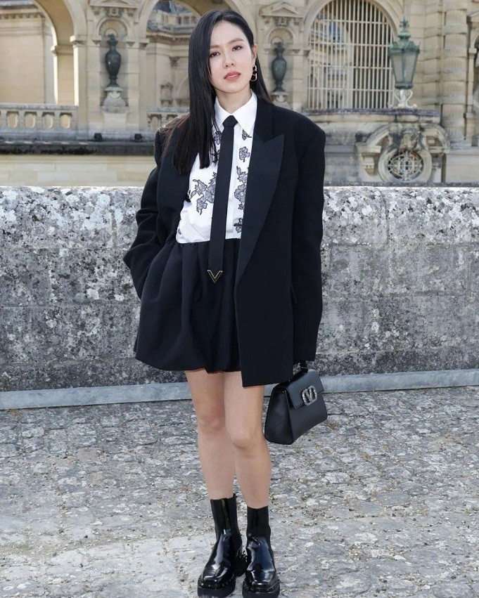 Sáng 6/7, diễn viên Son Ye Jin xuất hiện tại show thời trang cao cấp tại Pháp. Cô gây ấn tượng khi diện đồ menswear độc đáo, cá tính kết hợp blazer với sơ mi trắng họa tiết, thắt cà vạt. Cô để tóc thẳng, diện túi, boots cùng tông màu đen. Đây là set đồ thuộc bộ sưu tập Black Tie Thu Đông 2023-2024 của Valentino. Sáng 6/7, diễn viên Son Ye Jin xuất hiện tại show thời trang cao cấp tại Pháp. Cô gây ấn tượng khi diện đồ menswear độc đáo, cá tính kết hợp blazer với sơ mi trắng họa tiết, thắt cà vạt. Cô để tóc thẳng, diện túi, boots cùng tông màu đen. Đây là set đồ thuộc bộ sưu tập Black Tie Thu Đông 2023-2024 của Valentino.