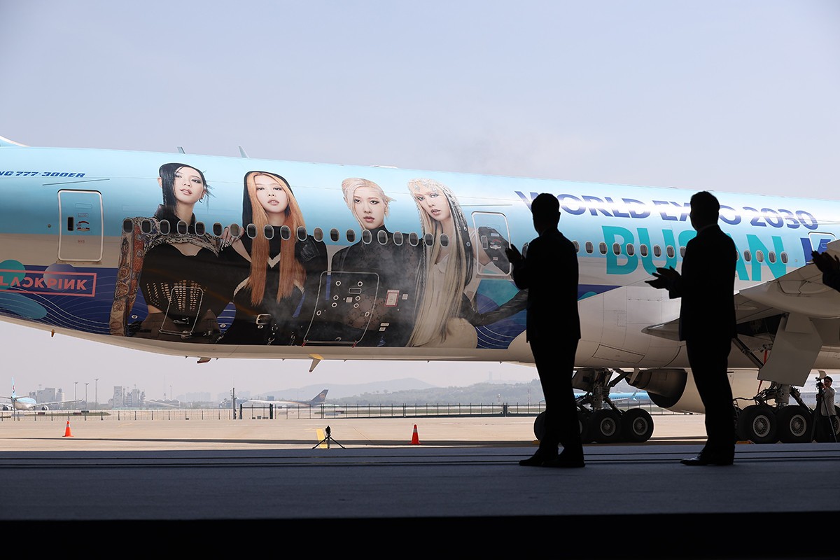 Korean Air trở thành nhà tài trợ hàng không chính thức cho chuyến lưu diễn vòng quanh thế giới của Blackpink. Ảnh: KoreanHerald Korean Air trở thành nhà tài trợ hàng không chính thức cho chuyến lưu diễn vòng quanh thế giới của Blackpink. Ảnh: KoreanHerald