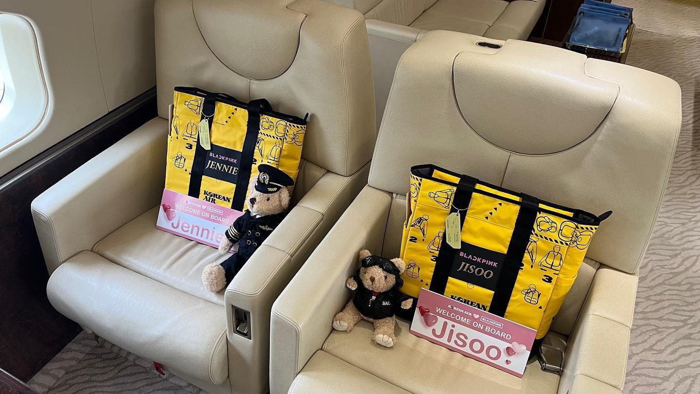 Bên trong chuyên cơ chở BlackPink đến Hà Nội có gì? Bên trong chuyên cơ chở BlackPink đến Hà Nội có gì?