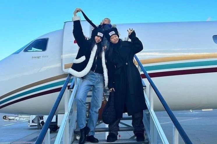 Các thành viên Blackpink chụp ảnh trước chuyên cơ. Ảnh: Twitter Các thành viên Blackpink chụp ảnh trước chuyên cơ. Ảnh: Twitter