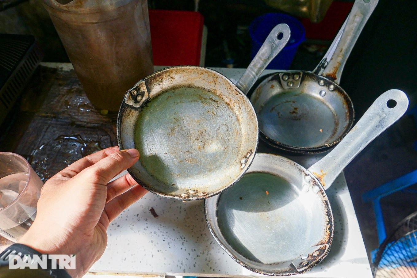 Những chiếc chảo Liên Xô đã dùng hơn 40 năm nhưng vẫn sáng bóng do được bảo quản cẩn thận. Những chiếc chảo này khiến thực khách hoài niệm về thời bao cấp. Những chiếc chảo Liên Xô đã dùng hơn 40 năm nhưng vẫn sáng bóng do được bảo quản cẩn thận. Những chiếc chảo này khiến thực khách hoài niệm về thời bao cấp.