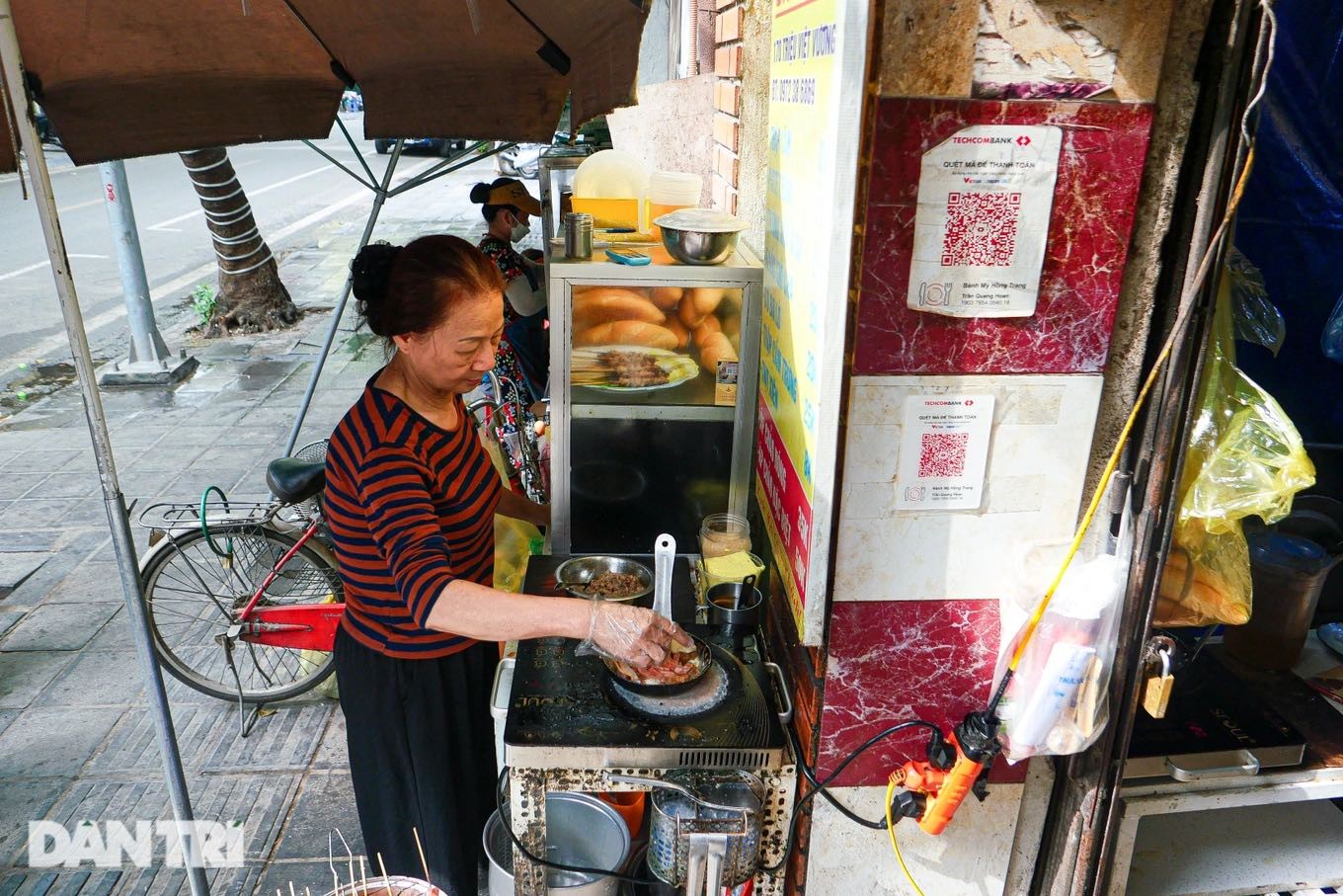 Khách gọi món, bà Hồng mới bắt đầu làm đồ ăn cho nóng. Khách gọi món, bà Hồng mới bắt đầu làm đồ ăn cho nóng.