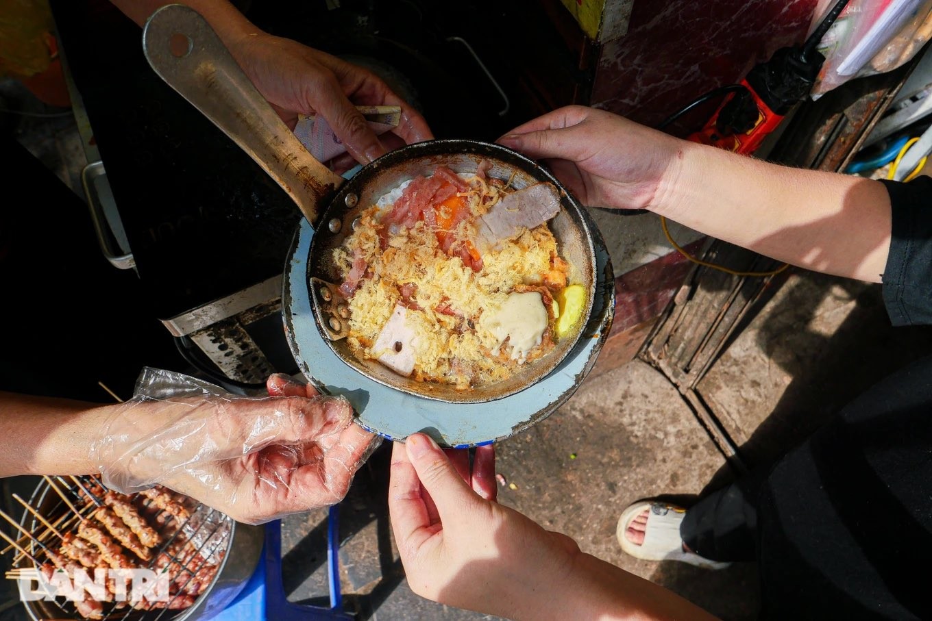 Khách quen lâu năm thường được phục vụ Khám phá quán bánh mì chảo Liên Xô thời bao cấp 40 năm tuổi