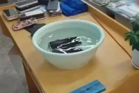 Trung Quốc: Giáo viên gây bão mạng khi ngâm điện thoại của học sinh vào chậu nước