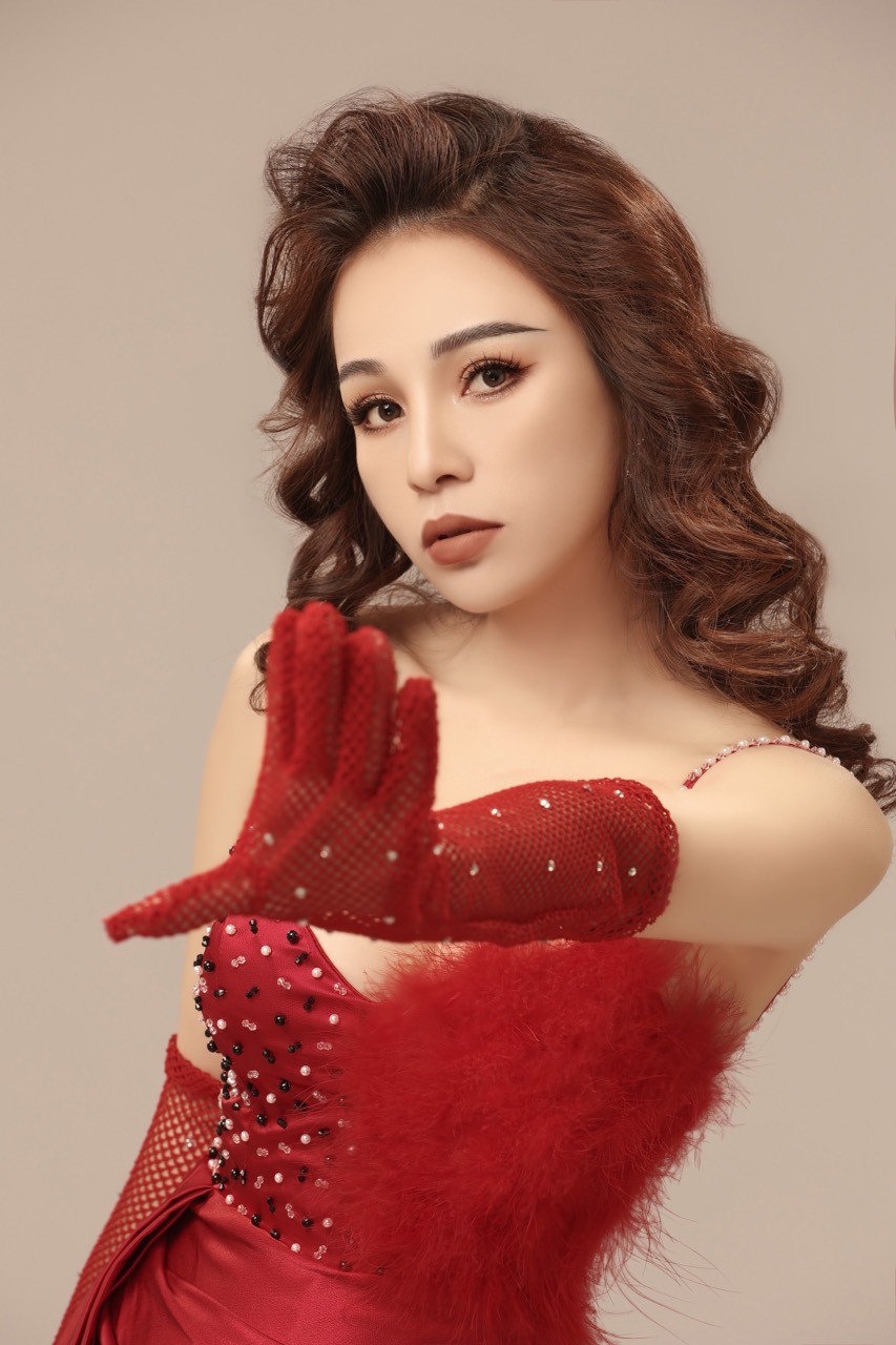 Ca sĩ Ngọc Lan Trang muốn 'làm nóng' dòng nhạc hải ngoại những thập niên 70-80-90 Ca sĩ Ngọc Lan Trang muốn 'làm nóng' dòng nhạc hải ngoại những thập niên 70-80-90