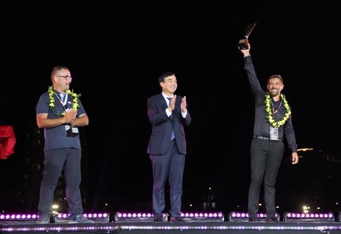 Ban Tổ chức trao giải cho đội pháo hoa Pháp (bên phải) đoạt chức vô địch DIFF 2023 và đội Italy đạt Á quân. Ảnh: TTXVN phát Ban Tổ chức trao giải cho đội pháo hoa Pháp (bên phải) đoạt chức vô địch DIFF 2023 và đội Italy đạt Á quân. Ảnh: TTXVN phát