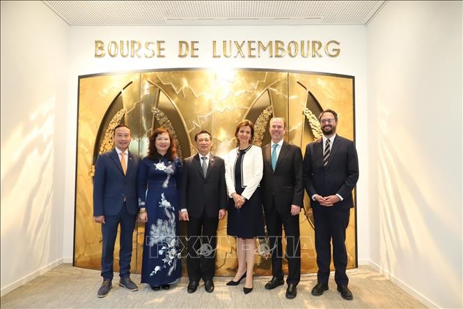 Bộ trưởng Bộ Tài chính Hồ Đức Phớc với ban lãnh đạo Sở GDCK Luxembourg.