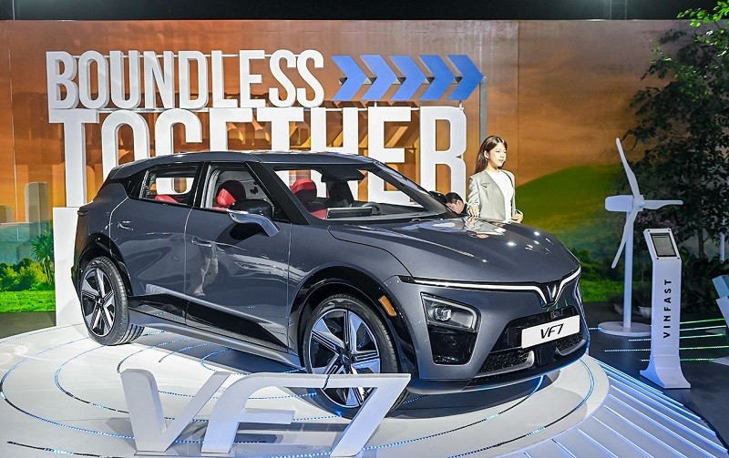 VinFast VF7 vừa xuất hiện tại triển lãm 'VinFast - Vì tương lai xanh'. VinFast VF7 vừa xuất hiện tại triển lãm 'VinFast - Vì tương lai xanh'.