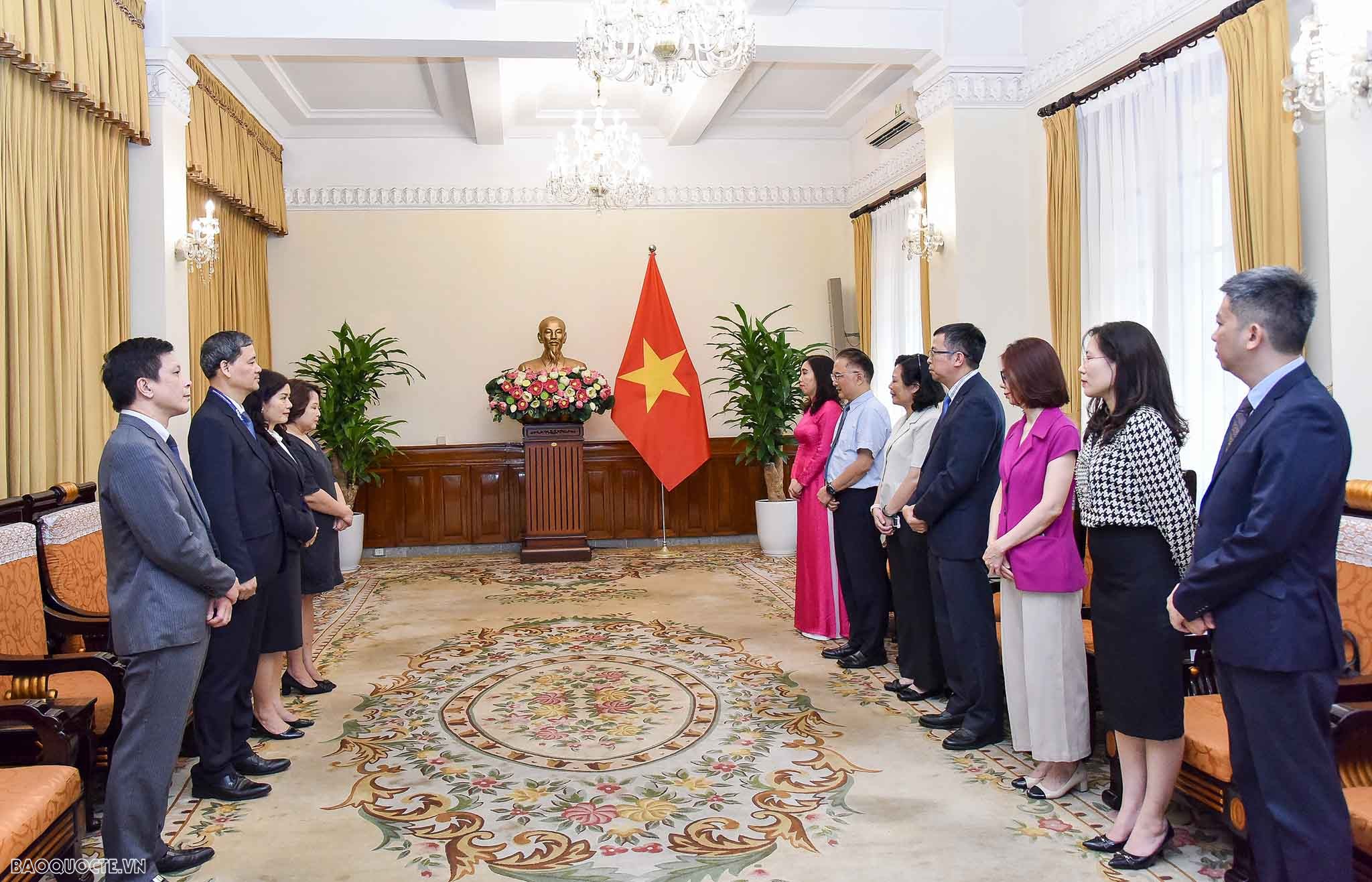 Thứ trưởng Ngoại giao Lê Thị Thu Hằng trao quyết định điều động, bổ nhiệm 4 lãnh đạo cấp Vụ