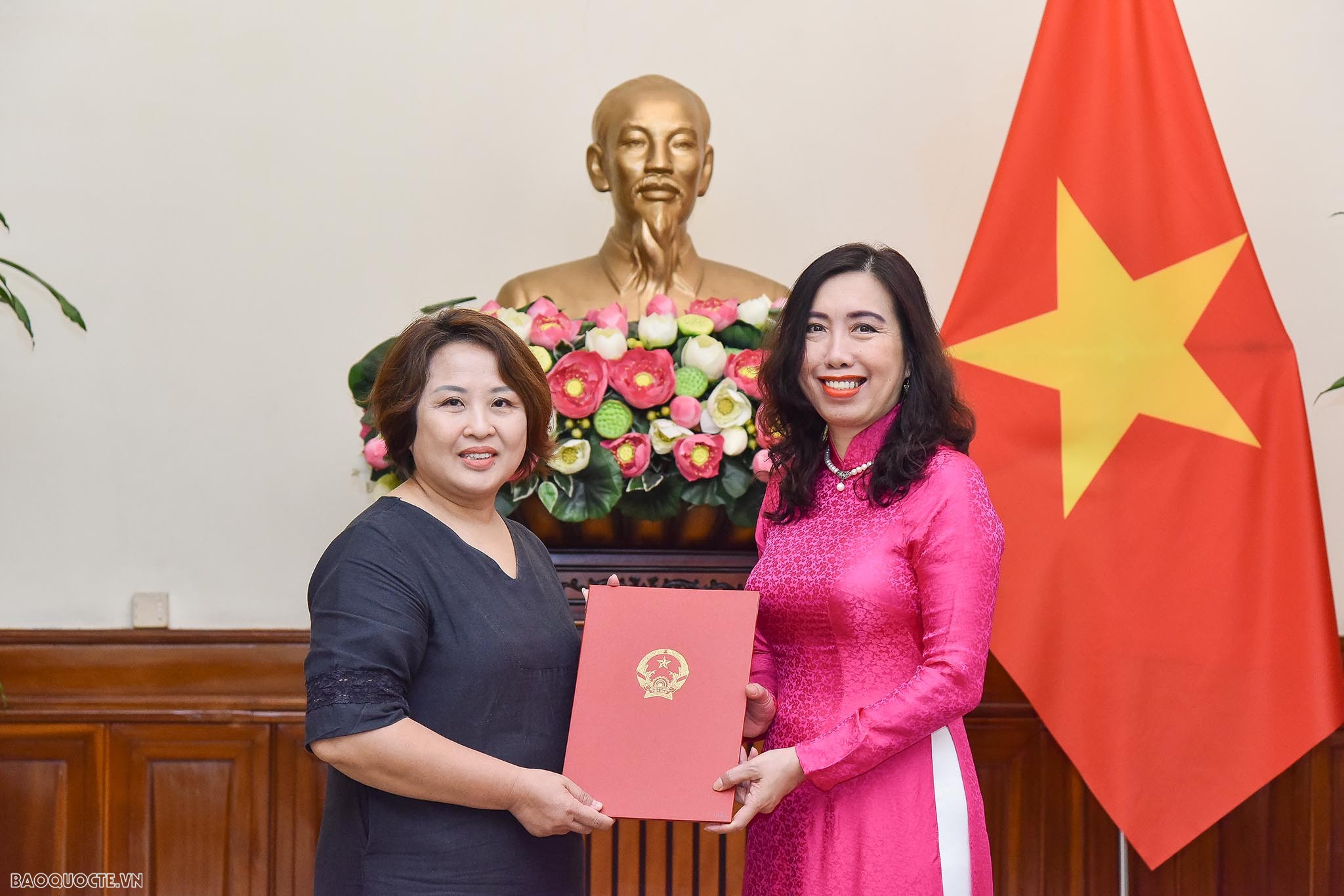 Thứ trưởng Ngoại giao Lê Thị Thu Hằng trao quyết định điều động, bổ nhiệm 4 lãnh đạo cấp Vụ