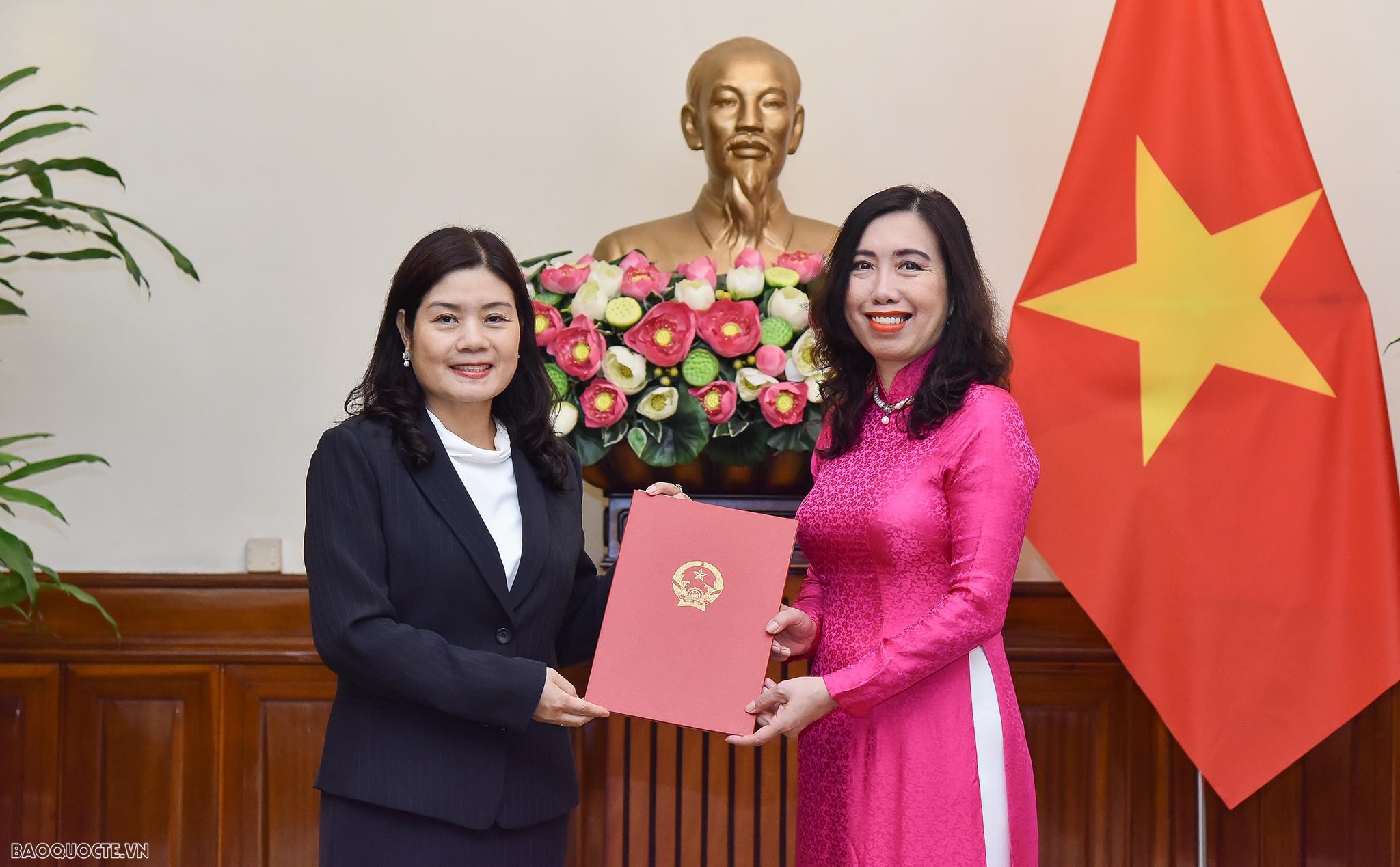 Thứ trưởng Ngoại giao Lê Thị Thu Hằng trao quyết định điều động, bổ nhiệm 4 lãnh đạo cấp Vụ