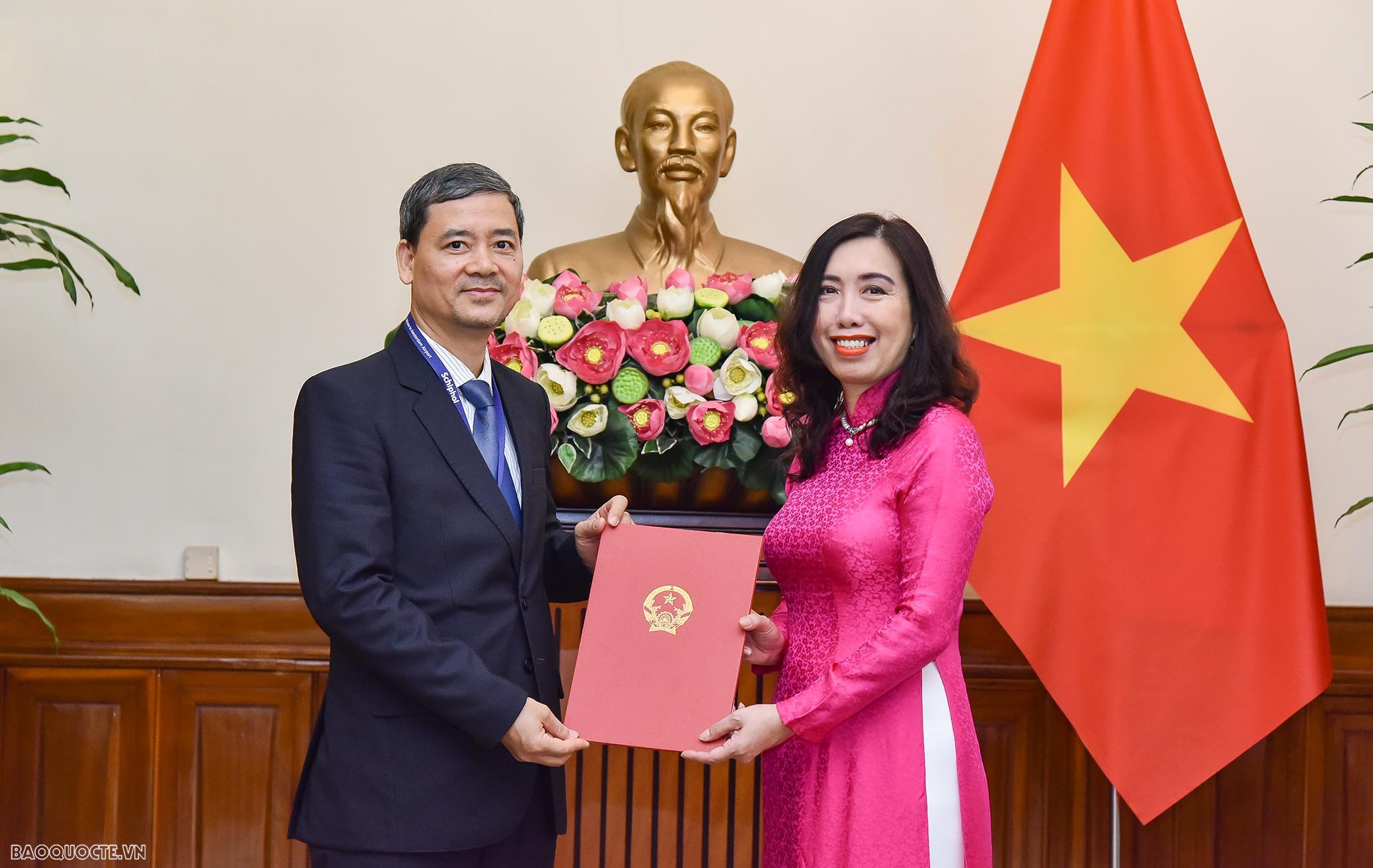 Thứ trưởng Ngoại giao Lê Thị Thu Hằng trao quyết định điều động, bổ nhiệm 4 lãnh đạo cấp Vụ